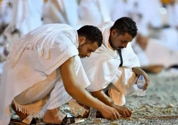 pilgrims collecting pebbles