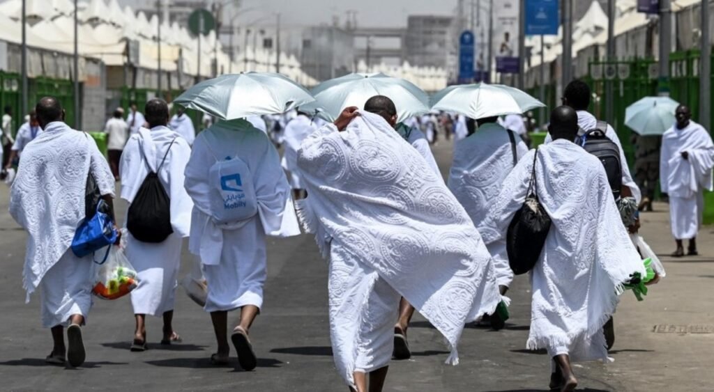 pilgrims traveling to mina 